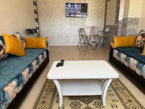 イフレンにあるCozy & Affordable Family Apartmentのソファとテーブルのあるリビングルーム