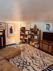 un salon avec un canapé et une télévision à écran plat dans l'établissement La cour d Anvers, à Dieppe