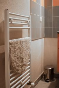 a towel hanging on a towel rack in a bathroom at Studio - Piscine, proche du golf in Juvignac +11 photos
