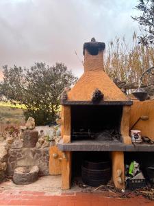 a wood fired oven with a mortar and pestle at Idillio Mediterraneo in Magomadas