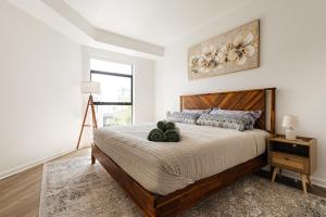 Un dormitorio con una cama grande y una ventana en Superior 2 bedroom apartment in Heart of Hollywood, en Los Ángeles