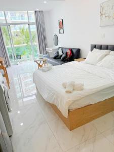 Un dormitorio con una cama grande con sábanas blancas. en Căn hộ c414, en Ấp Phú Tịnh (2)