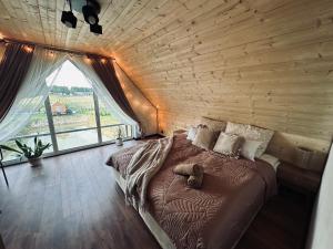 Postel nebo postele na pokoji v ubytování Hulaj Dusza - dom nad stawem