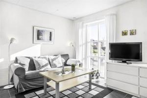 Μια τηλεόραση ή/και κέντρο ψυχαγωγίας στο TV1355-Bindslev-Tannisbugtvej-49-D-Nr-2