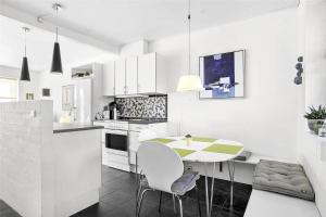 Η κουζίνα ή μικρή κουζίνα στο TV1355-Bindslev-Tannisbugtvej-49-D-Nr-2