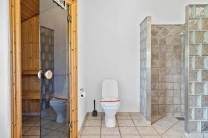 Ένα μπάνιο στο TV1046-Bindslev-Falkevej-1 +15 φωτογραφίες