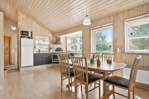 Η κουζίνα ή μικρή κουζίνα στο TV1046-Bindslev-Falkevej-1