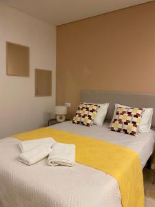 two beds sitting next to each other in a room at Porbálio Oporto & Maia Center #2 in Leça do Balio