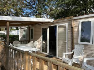 Un balcon sau o terasă la Mobil-home 6 pers proche Puy duFou