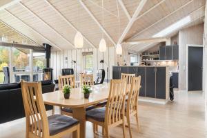 Η κουζίνα ή μικρή κουζίνα στο TV1115-Bindslev-Rollikevej-12