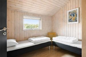 Ένα ή περισσότερα κρεβάτια σε δωμάτιο στο TV1115-Bindslev-Rollikevej-12