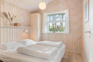 ÅlbækにあるTV1583-Albaek-Musvagevej-160のベッド2台と窓のある寝室