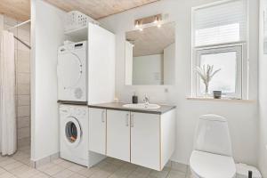 ÅlbækにあるTV1583-Albaek-Musvagevej-160の洗面台と洗濯機を備えた白いバスルーム +24枚の写真
