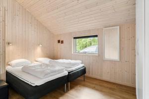 Postel nebo postele na pokoji v ubytování TV1602-Albaek-Lyngstien-7