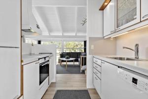 Η κουζίνα ή μικρή κουζίνα στο TV1048-Bindslev-Falkevej-2