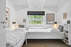 Ένα ή περισσότερα κρεβάτια σε δωμάτιο στο TV1048-Bindslev-Falkevej-2