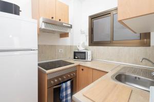 大加那利岛拉斯帕尔马斯BKD1 A tan solo 50 metros de la playa Las Canteras的带水槽和微波炉的小厨房