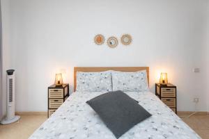 大加那利岛拉斯帕尔马斯BKD1 A tan solo 50 metros de la playa Las Canteras的一间带大床和两个床头柜的卧室