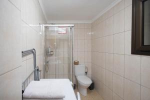 大加那利岛拉斯帕尔马斯BKD1 A tan solo 50 metros de la playa Las Canteras的带厕所和淋浴的小浴室 更多24张照片