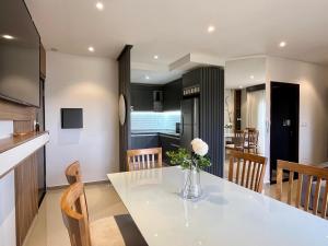a kitchen and dining room with a vase of flowers on a table at Tu refugio con estilo y vistas in Encarnación