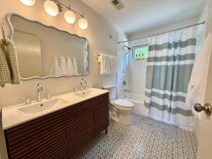 Photo de la galerie de l'établissement Unique LKN Waterfront Home with Dock, à Mooresville