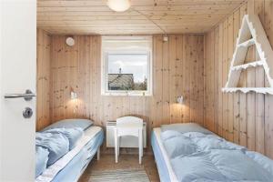 Ένα ή περισσότερα κρεβάτια σε δωμάτιο στο TV1062-Bindslev-Hogevej-2