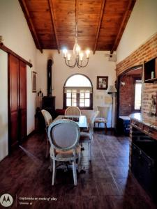 Un comedor con mesa y sillas en Veroka, en San Pedro