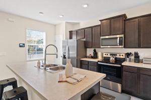 Køkken eller tekøkken på Chic 2BR Townhome close to Downtown and Beaches.