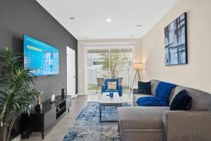 Et opholdsområde på Chic 2BR Townhome close to Downtown and Beaches.