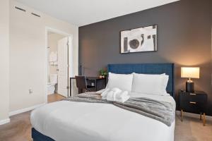 En eller flere senge i et værelse på Chic 2BR Townhome close to Downtown and Beaches.