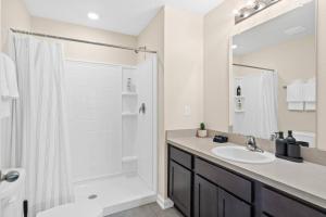 Et badeværelse på Chic 2BR Townhome close to Downtown and Beaches. + 20 billeder