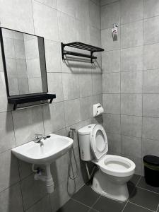 a bathroom with a toilet and a sink at Highland Chill Retreat in Tanah Rata +9 photos