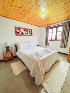 Ένα ή περισσότερα κρεβάτια σε δωμάτιο στο Chalés Cerejeira, vista para a Pedra Selada