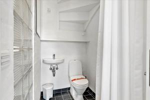 Ένα μπάνιο στο TV1281-Bindslev-Tannisbugtvej-49-D-Nr-6 +14 φωτογραφίες