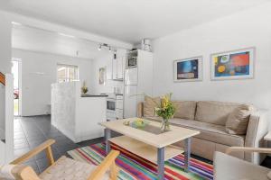 Η κουζίνα ή μικρή κουζίνα στο TV1281-Bindslev-Tannisbugtvej-49-D-Nr-6