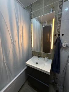 Ένα μπάνιο στο Chocisza MoonSky Apartments