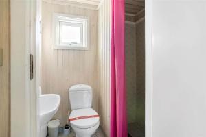 Ένα μπάνιο στο TV1330-Bindslev-Kornblomstvej-3 +17 φωτογραφίες