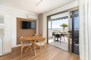 un salon avec une table et des chaises et un balcon dans l'établissement Alsol Don Palomón, à Playa del Ingles