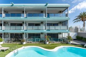 une image d'un bâtiment avec une piscine dans l'établissement Alsol Don Palomón, à Playa del Ingles