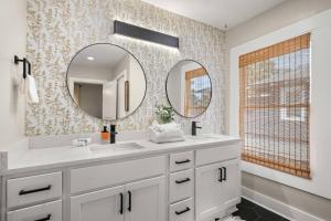 een badkamer met twee wastafels en een spiegel bij Historic 4BR Home centrally located in Riverside. in Jacksonville +27 foto's