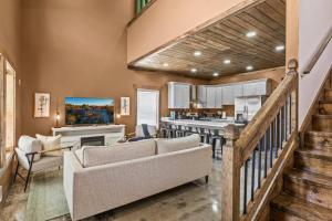 Χώρος καθιστικού στο New/12 Guest /2 Hot Tubs/ 2 Kitchens/ 2 Firepits