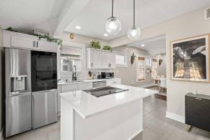 een keuken met witte kasten en een wit aanrecht bij Historic 4BR Home centrally located in Riverside. in Jacksonville