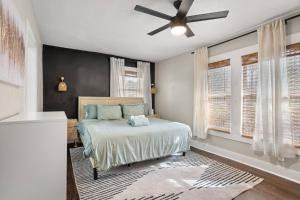 een slaapkamer met een bed en een plafondventilator bij Historic 4BR Home centrally located in Riverside. in Jacksonville