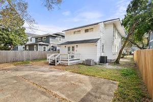 een wit huis met een hek en een tuin bij Historic 4BR Home centrally located in Riverside. in Jacksonville