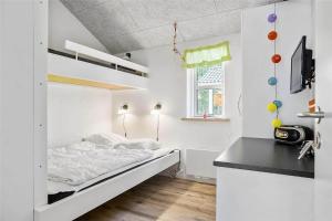 Ένα ή περισσότερα κρεβάτια σε δωμάτιο στο TV1028-Albaek-Magevej-9