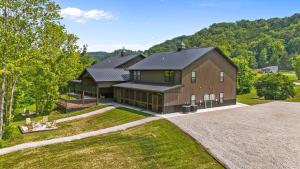 eine Luftansicht eines großen Hauses mit Auffahrt in der Unterkunft New Barn/ Sleeps 12/ 2 Hot Tubs/ EV Charger in Slade