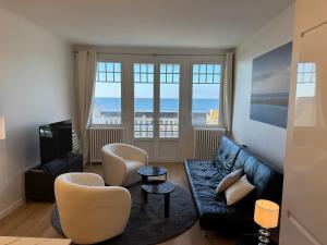 Χώρος καθιστικού στο Renovated house with sea view