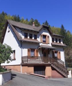a house with a balcony on the side of it at Gîte Le Repos du Verrier in Wingen-sur-Moder +9 photos
