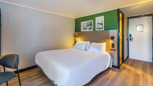 Postel nebo postele na pokoji v ubytování Campanile NATURE - Dijon Est Saint-Apollinaire + 29 fotografií