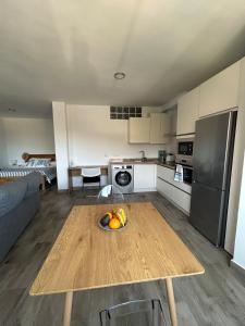 a kitchen with a table with a bowl of fruit on it at Apartamento moderno con encanto in Los Realejos +2 photos